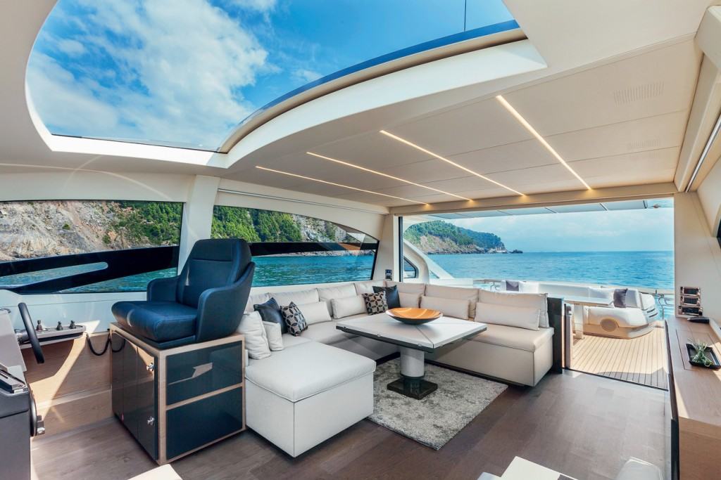 Pershing 70 - cockpit