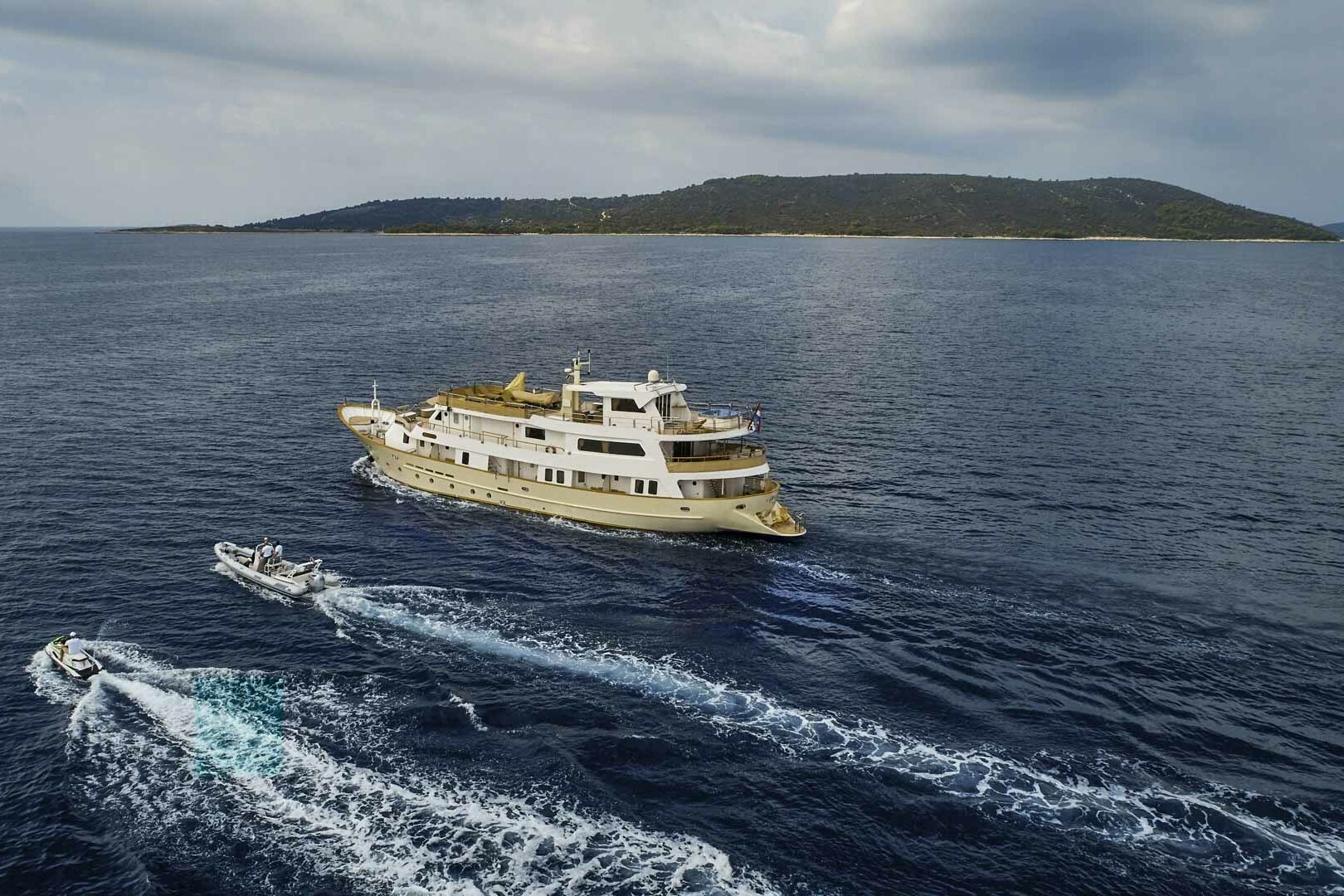 Luxury yacht La Perla running