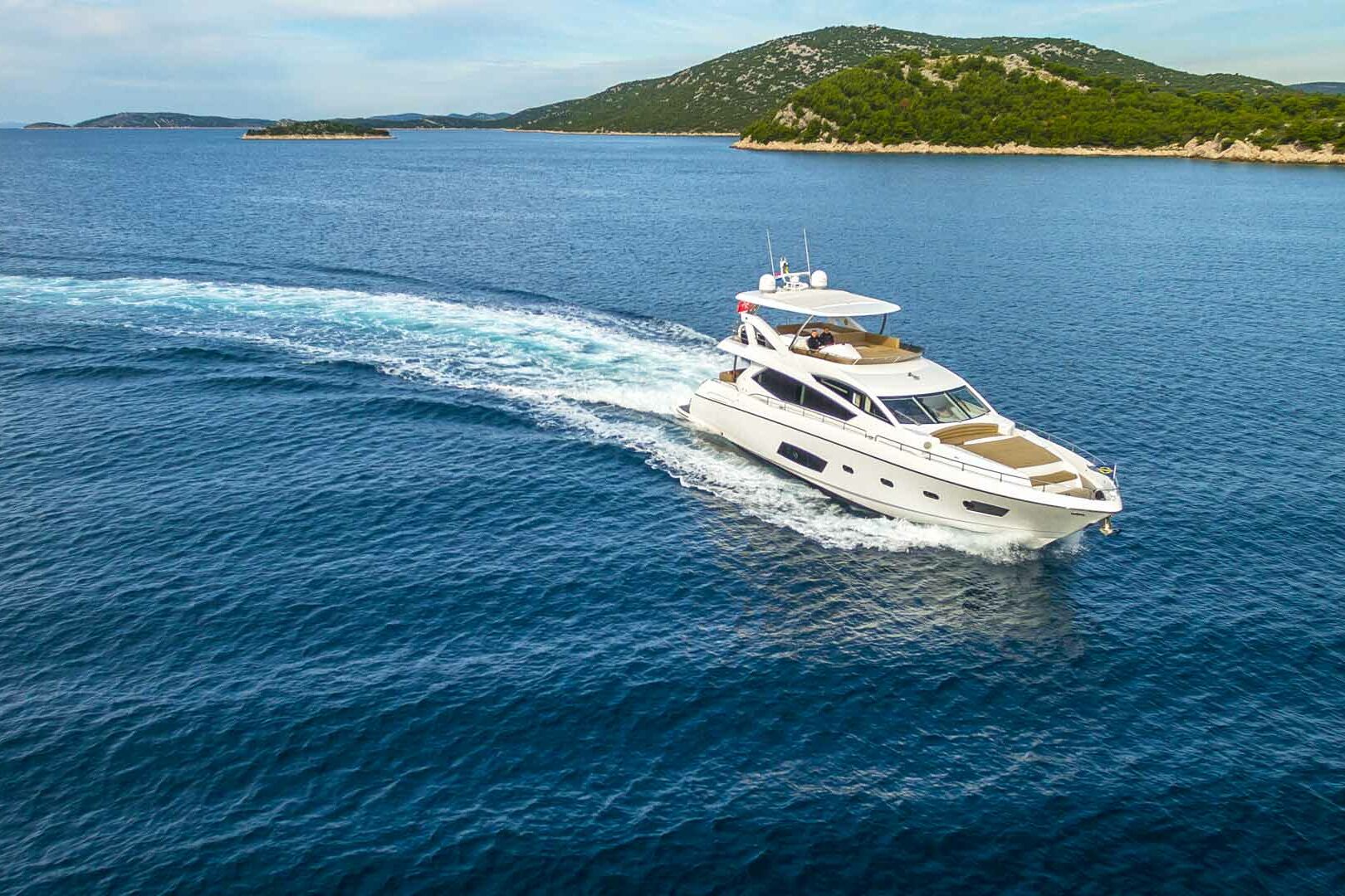 Luxury yacht Sunseeker Manhattan 73 A Cloudy Bay cruising