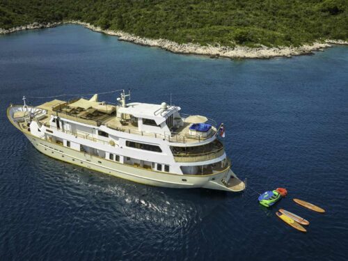 Luxury yacht La Perla main
