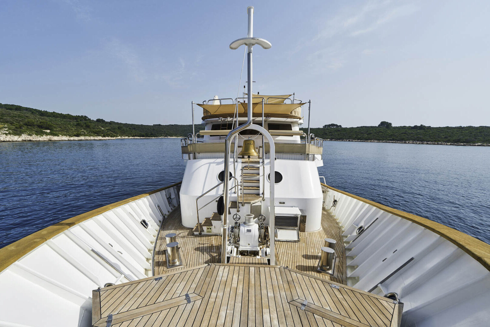 Luxury yacht La Perla bow view