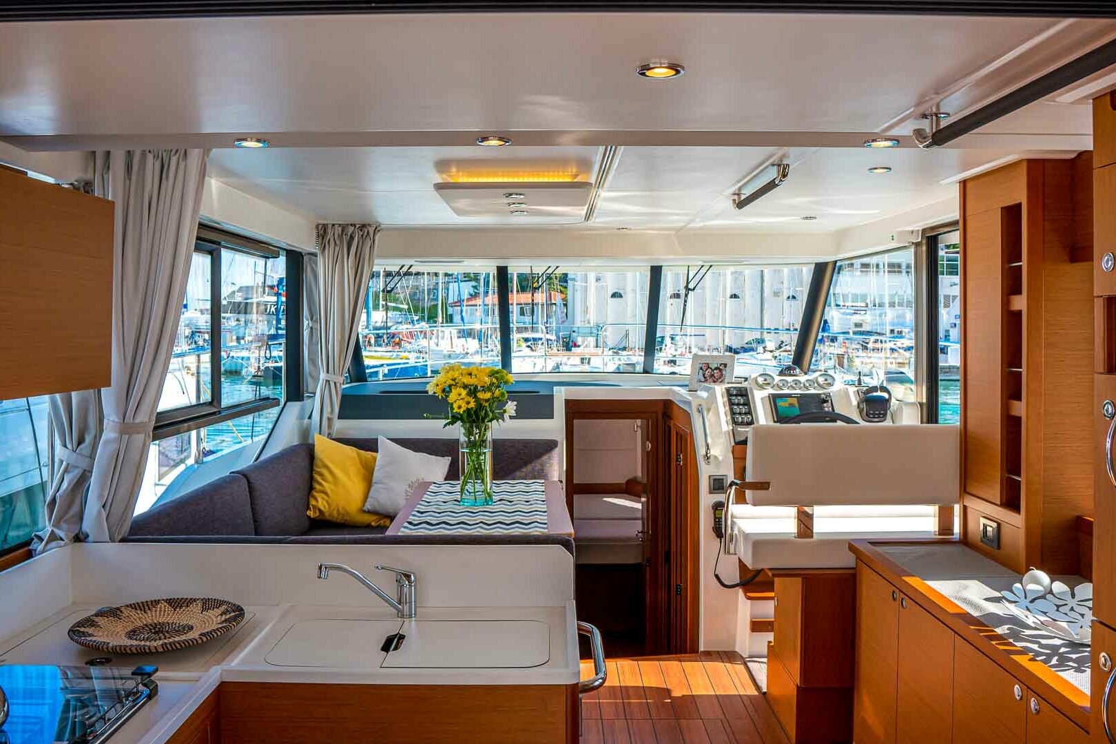 Motor boat Swift Trawler 41 salon living
