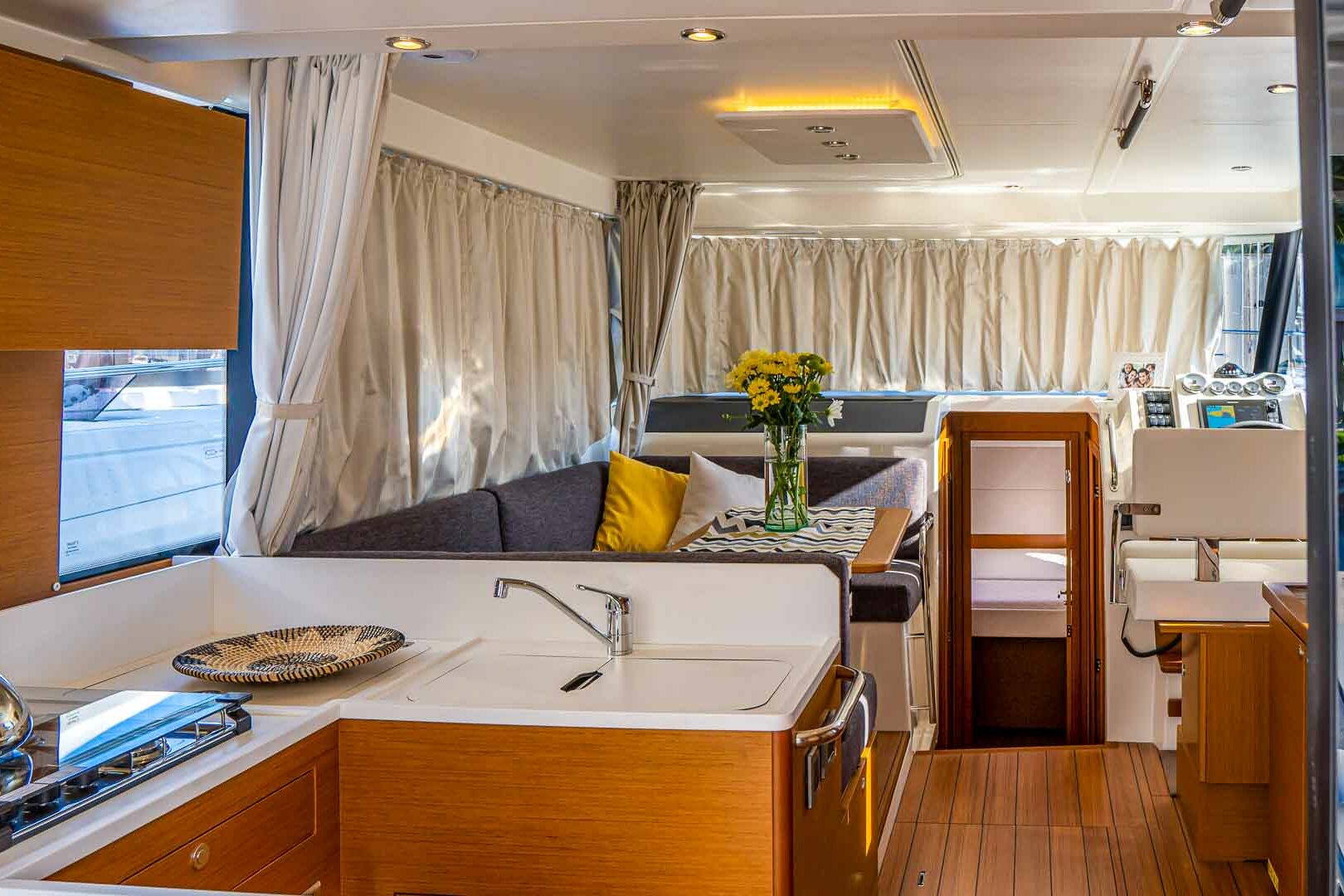 Motor boat Swift Trawler 41 salon galley