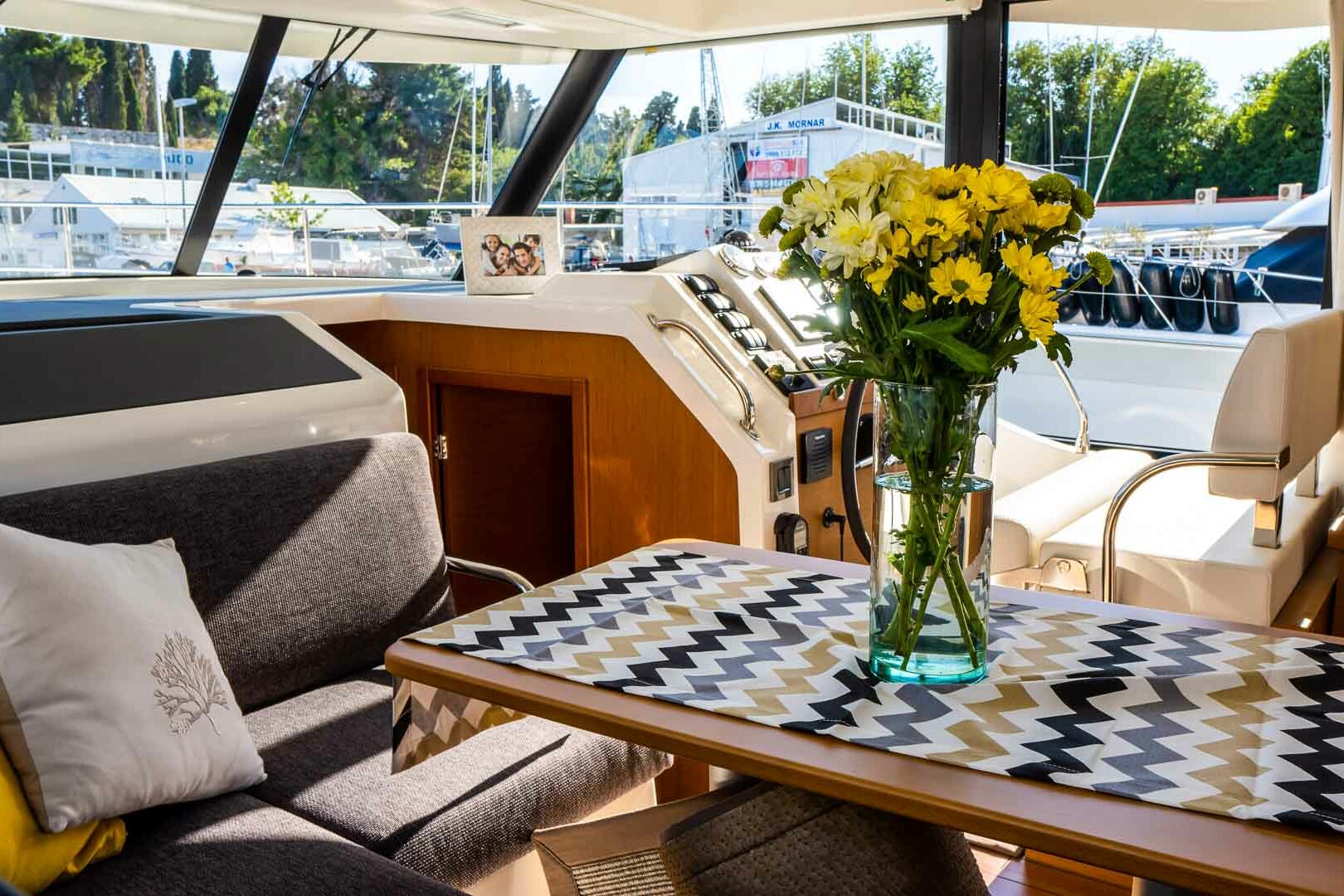Motor boat Swift Trawler 41 salon table