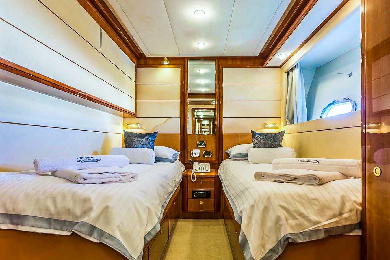 Luxury yacht Ferretti 880 Katariina twin cabin