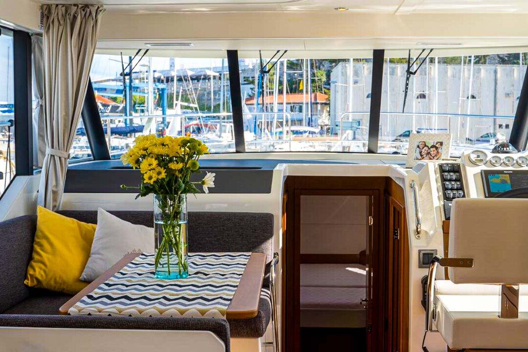 Motor boat Swift Trawler 41 salon view