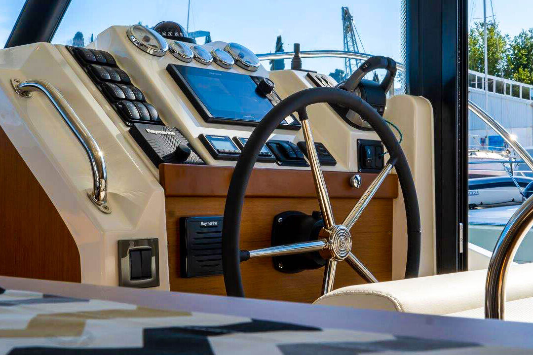 Motor boat Swift Trawler 41 wheel