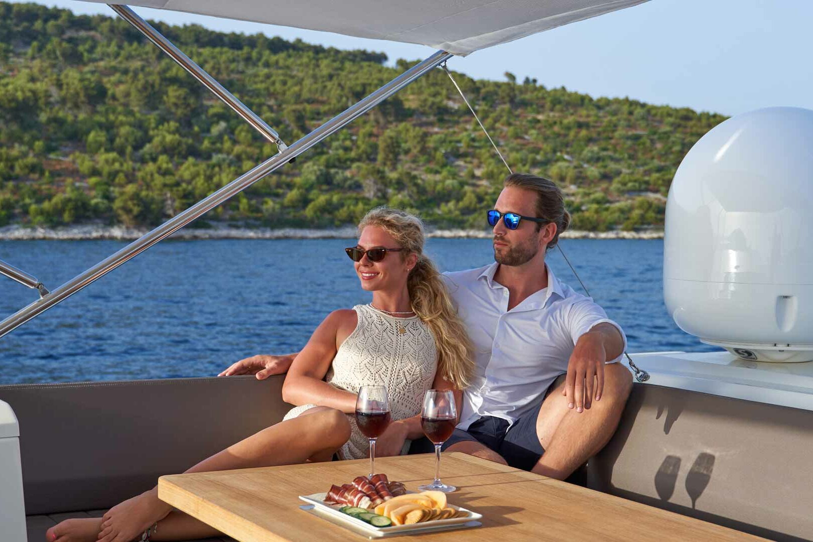 Luxury yacht Prestige 630S Simull flybridge lounge