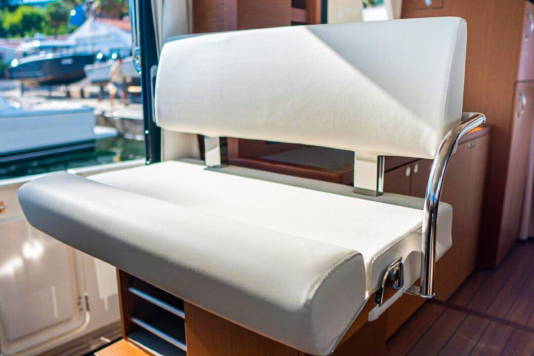 Motor boat Swift Trawler 41 skipper chair