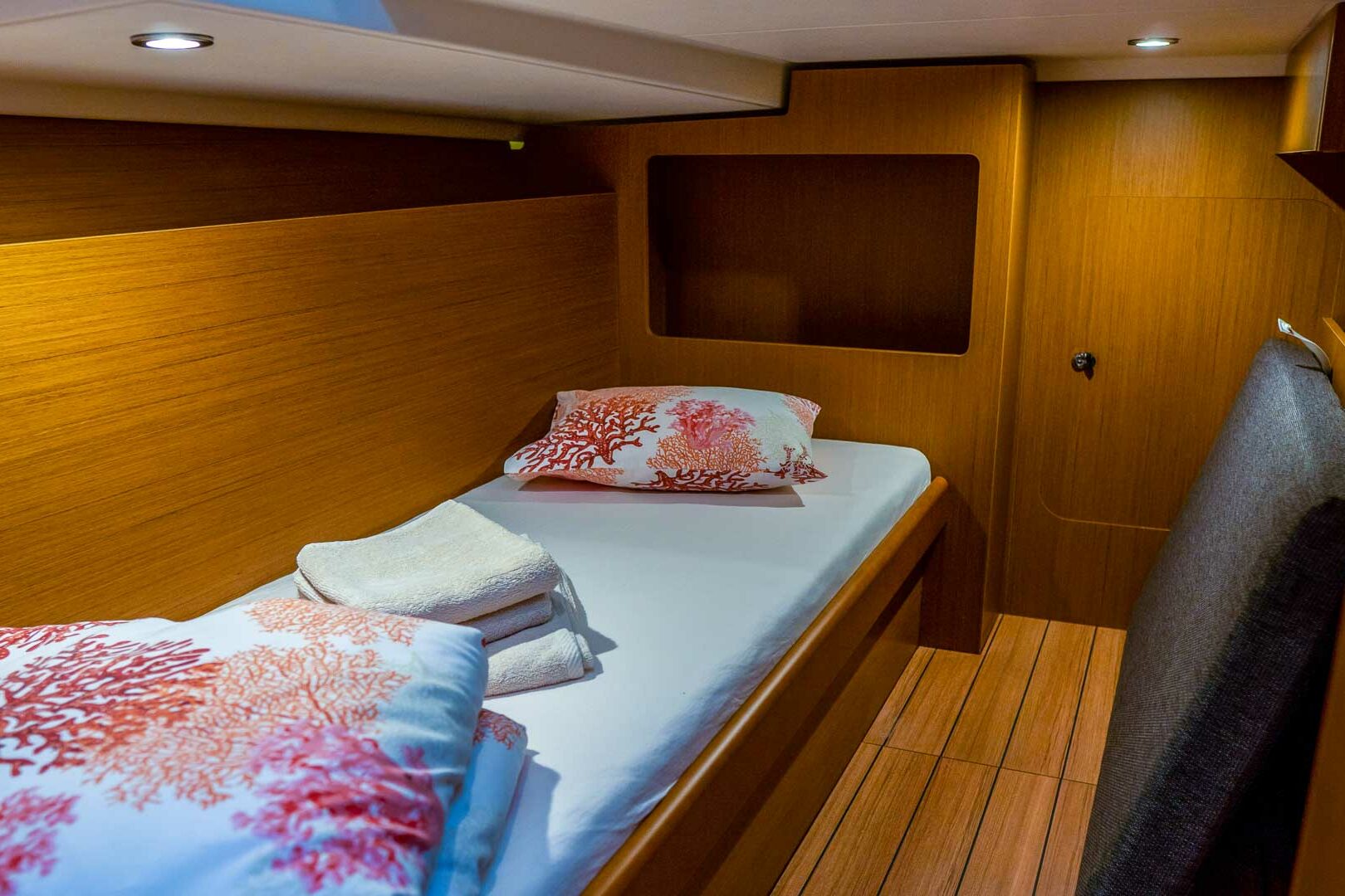 Motor boat Swift Trawler 41 single bed cabin
