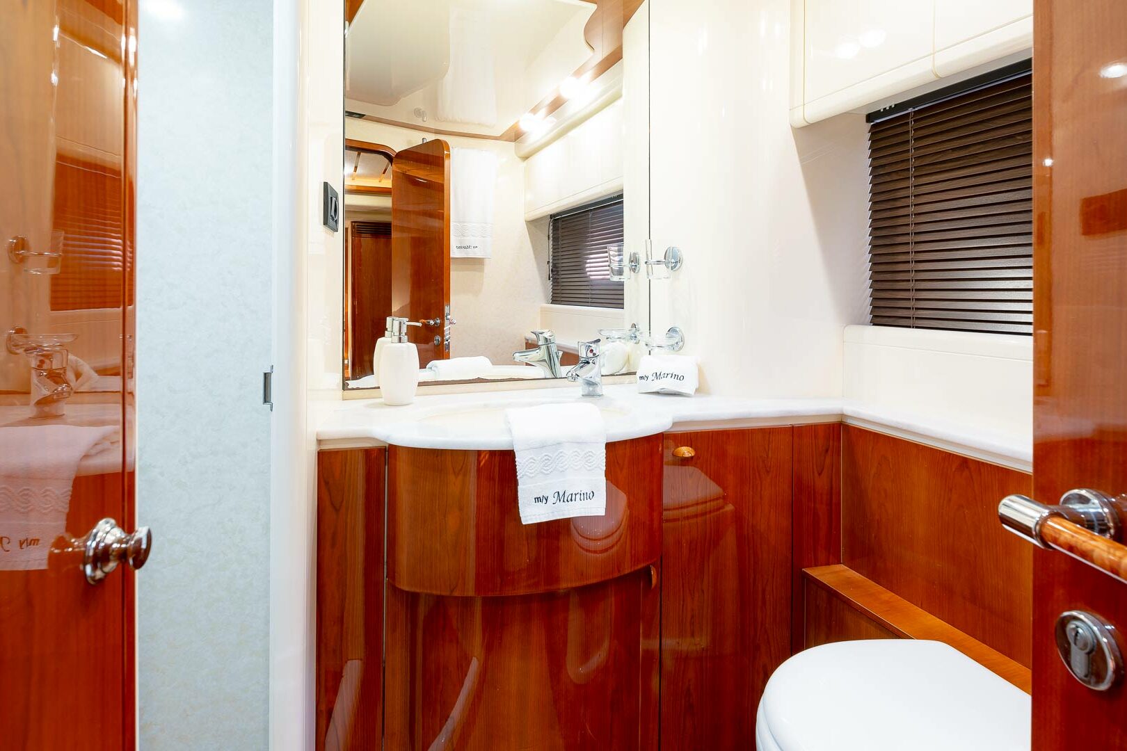 Luxury yacht Ferretti 730 Marino master ensuite toilet