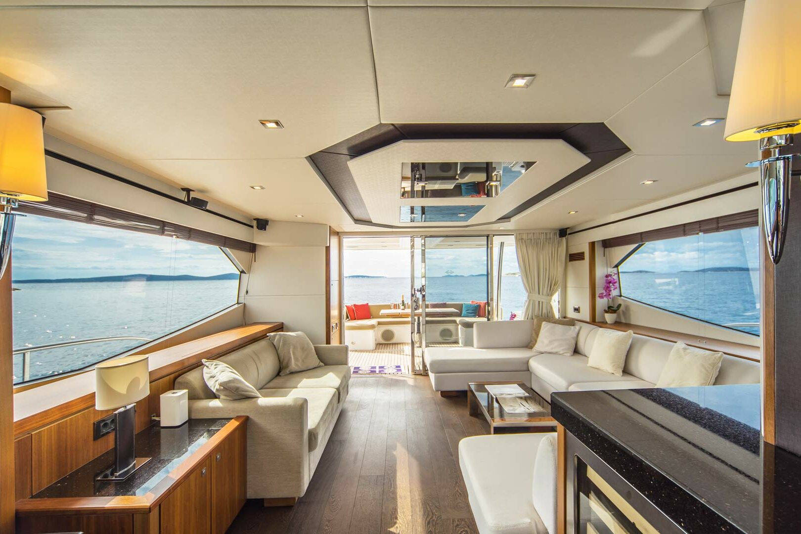 Luxury yacht Sunseeker Manhattan 73 A Cloudy Bay salon