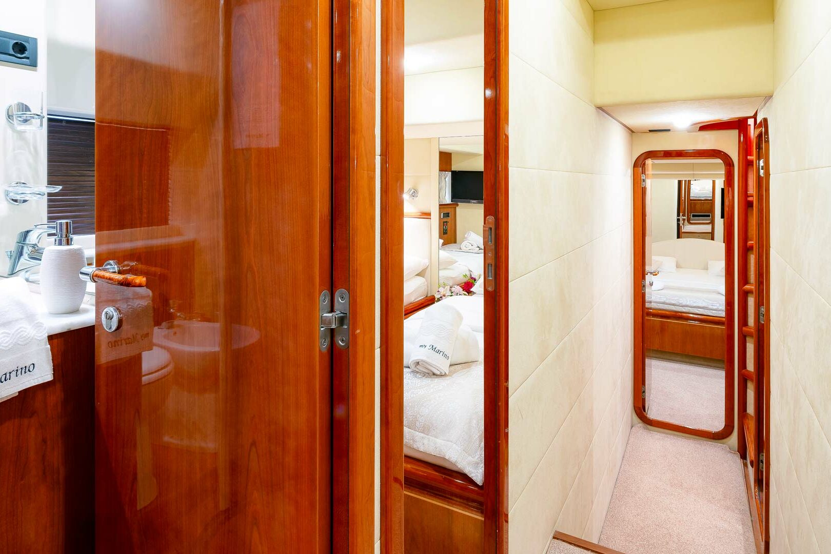 Luxury yacht Ferretti 730 Marino passageway