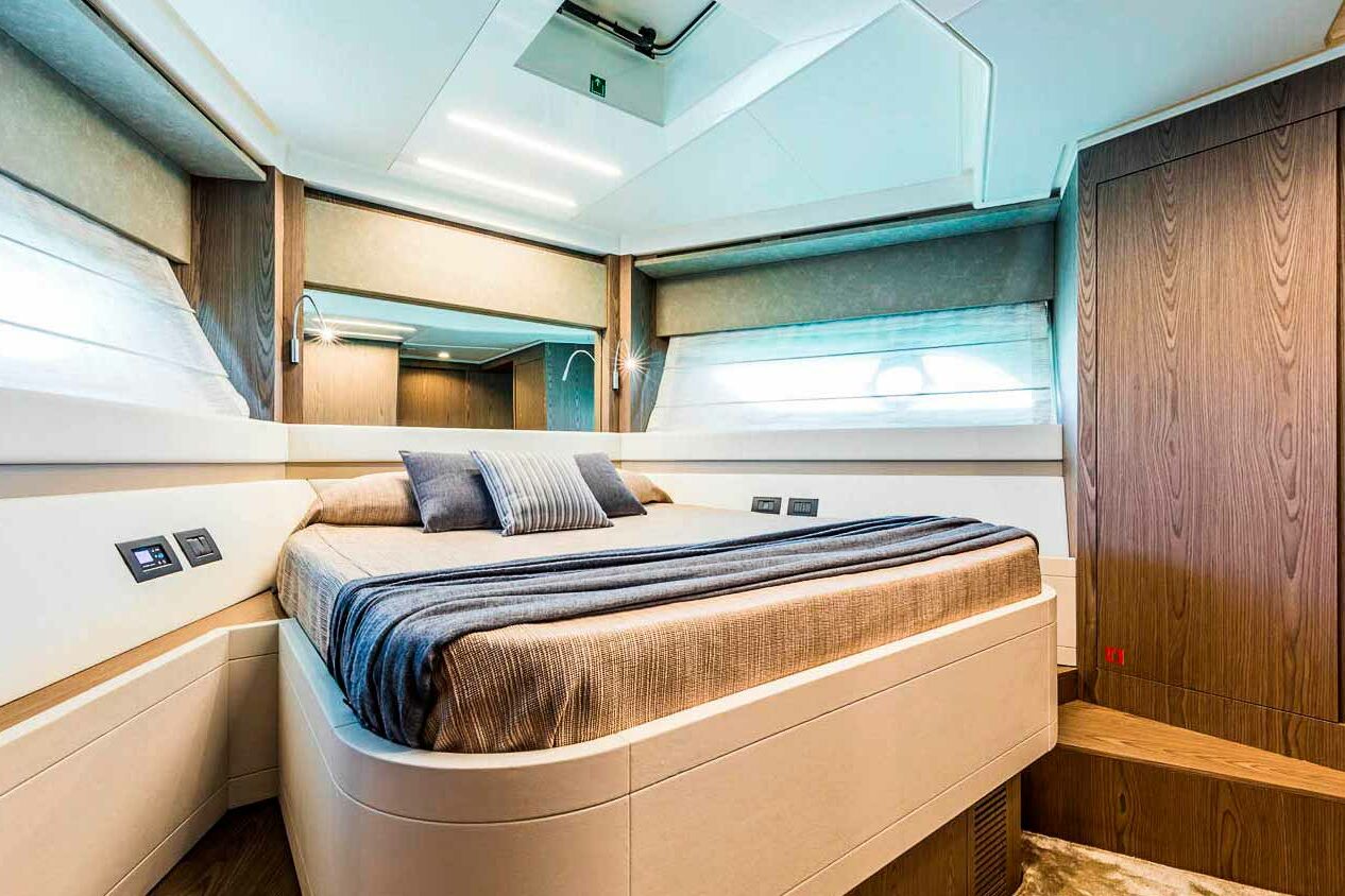Motor boat Ferretti 550 double cabin