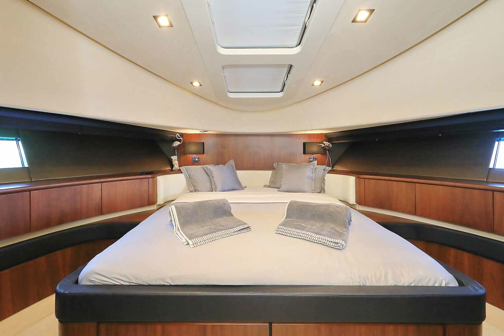 Luxury yacht Fairline Squadron 78 Schatzi vip cabin