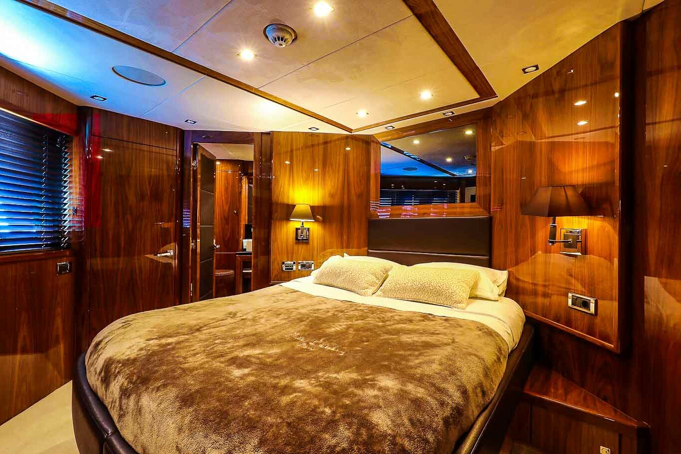 Luxury yacht Sunseeker 34 M Cassiopeia VIP