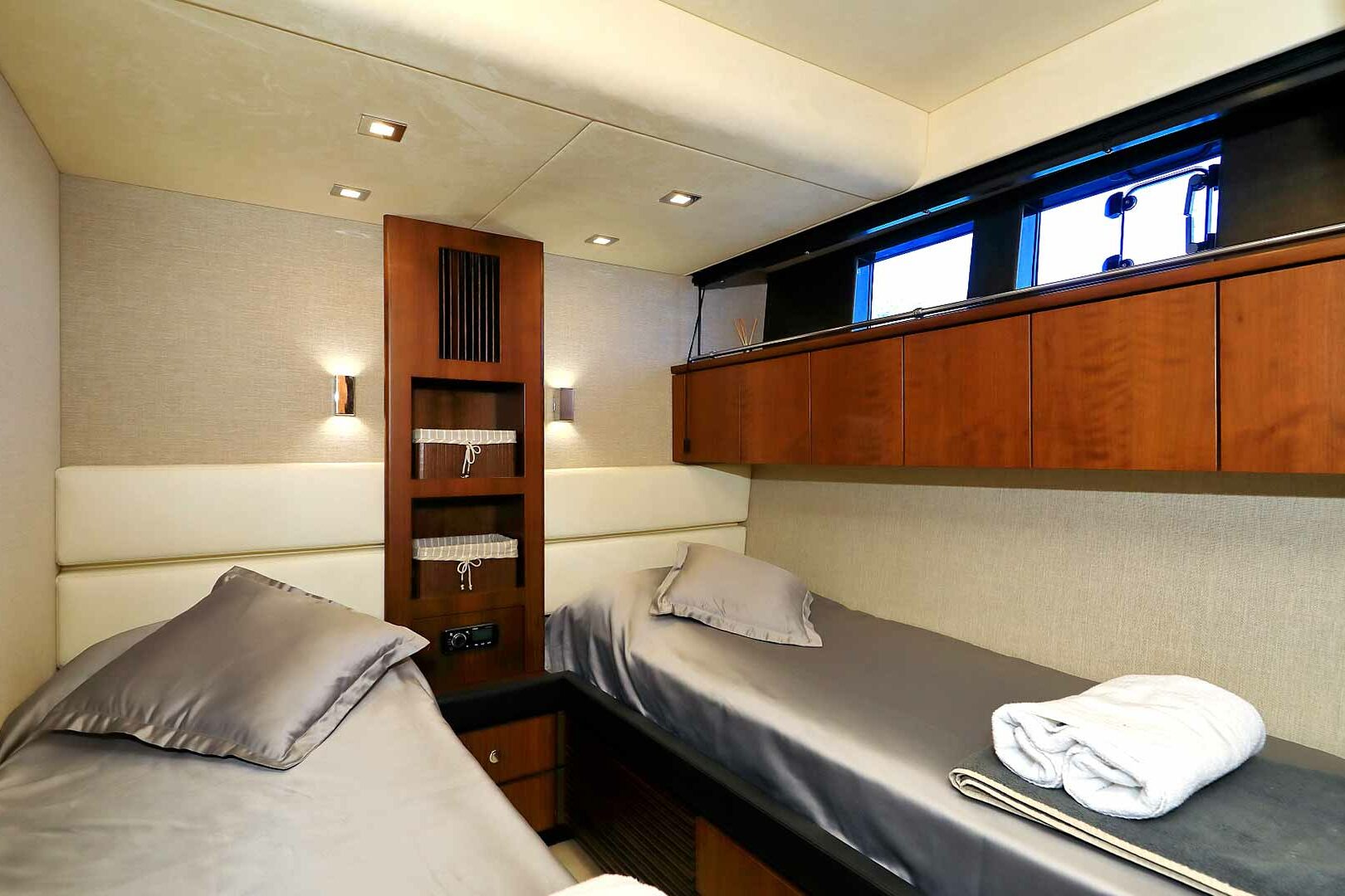 Luxury yacht Fairline Squadron 78 Schatzi twin cabin