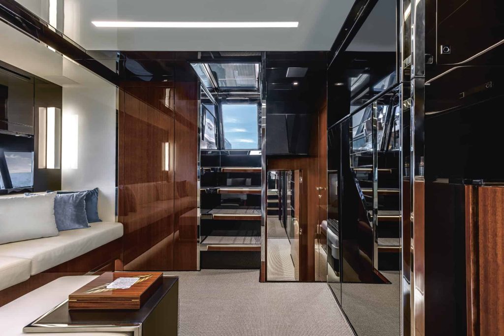 56 Rivale Hard Top Salon 00