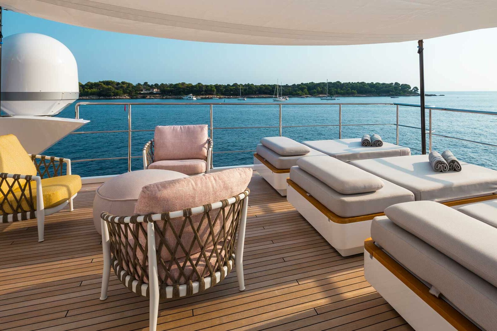 Luxury yacht Azimut Grande 35 M Heed flybridge sundeck