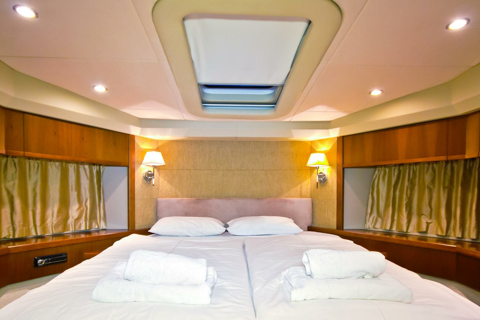 Luxury yacht Princess 62 Pamango queen size bed