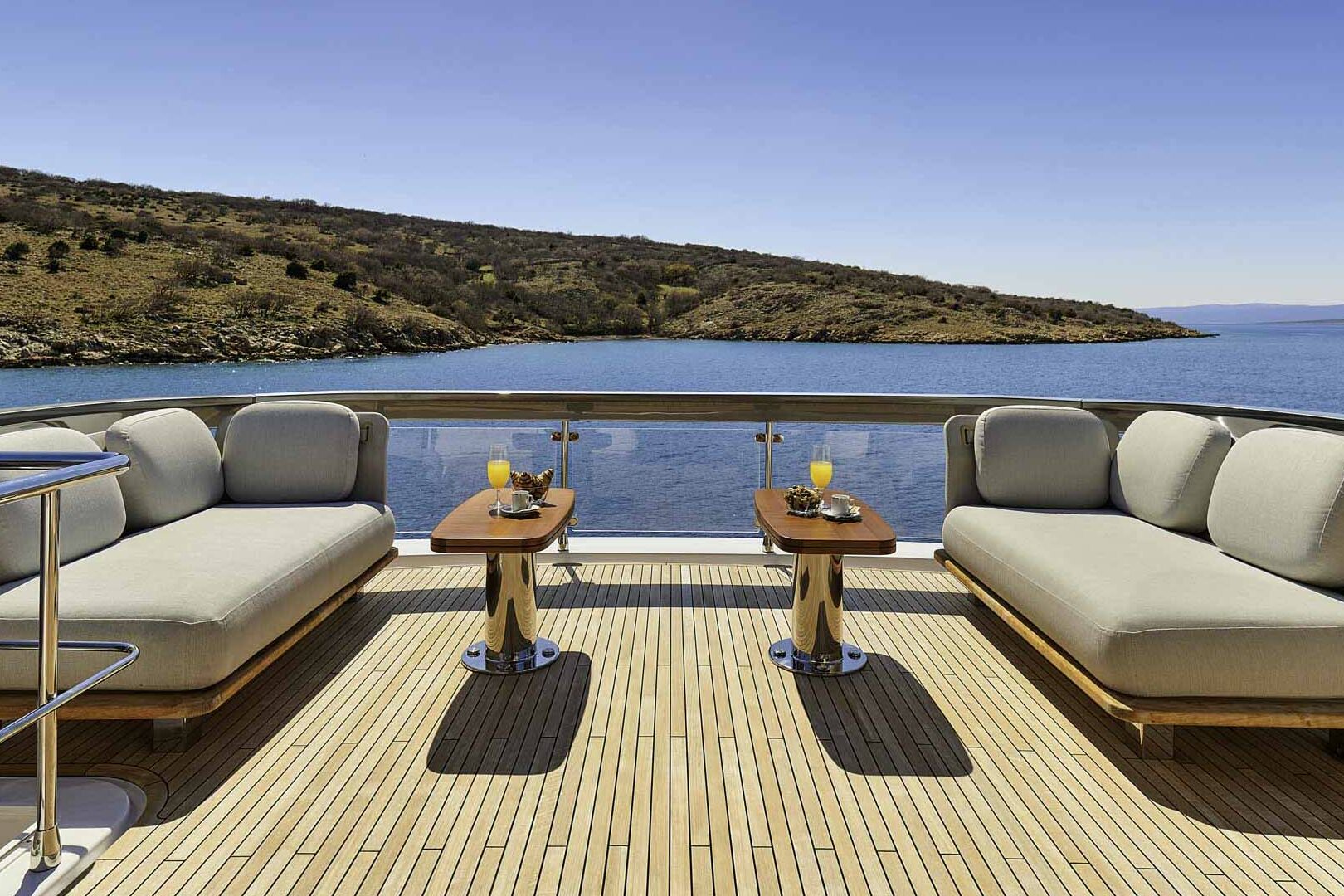 Azimut 78 Fly flybridge lounge