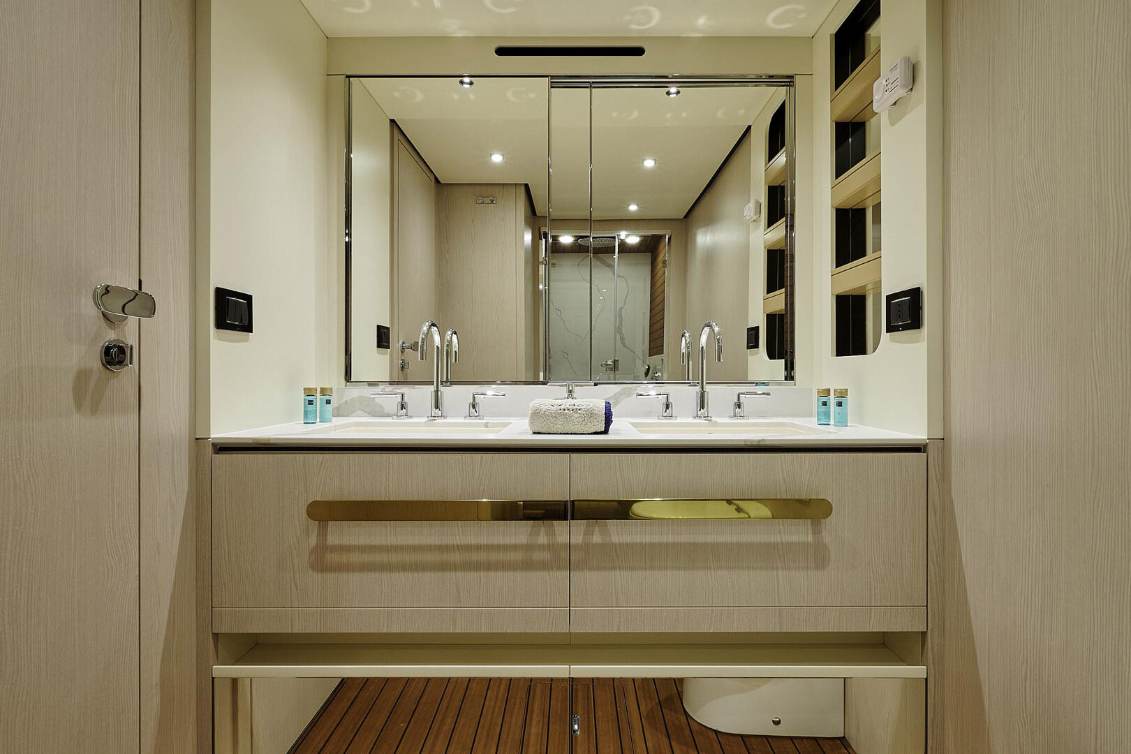 Azimut 78 Fly Master bathroom