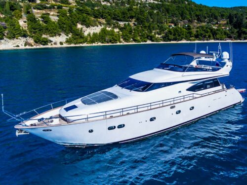 Luxury yacht Maiora Hope I sea side