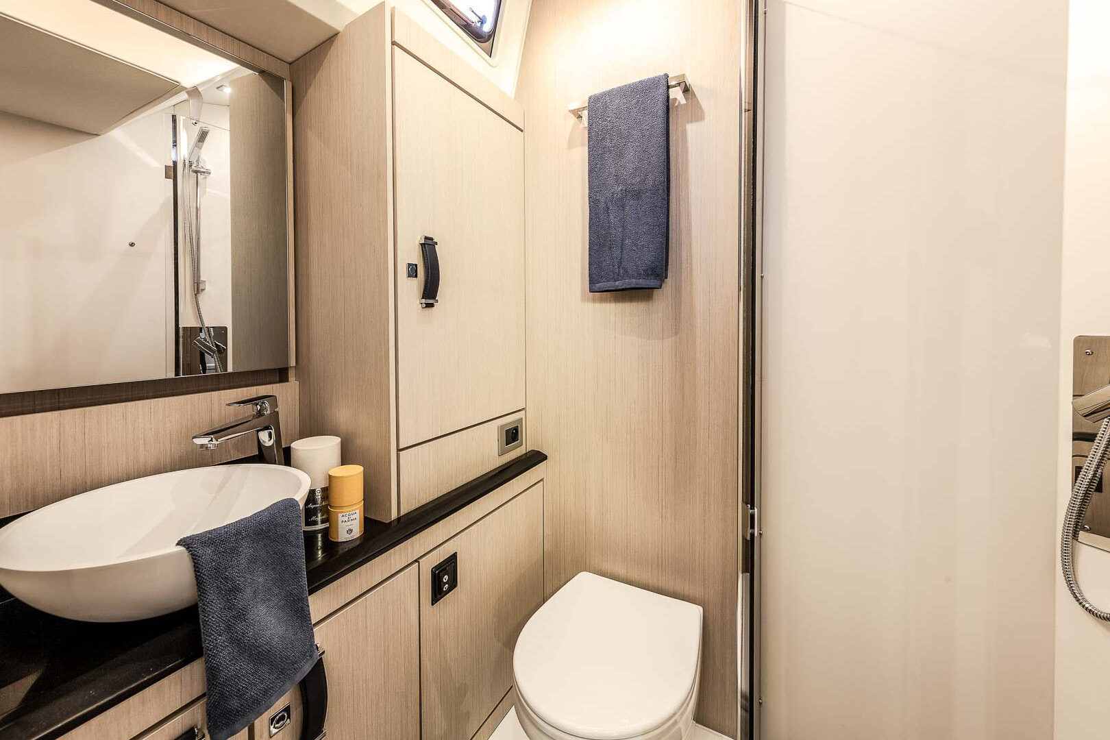 Jeanneau Yachts 60 head