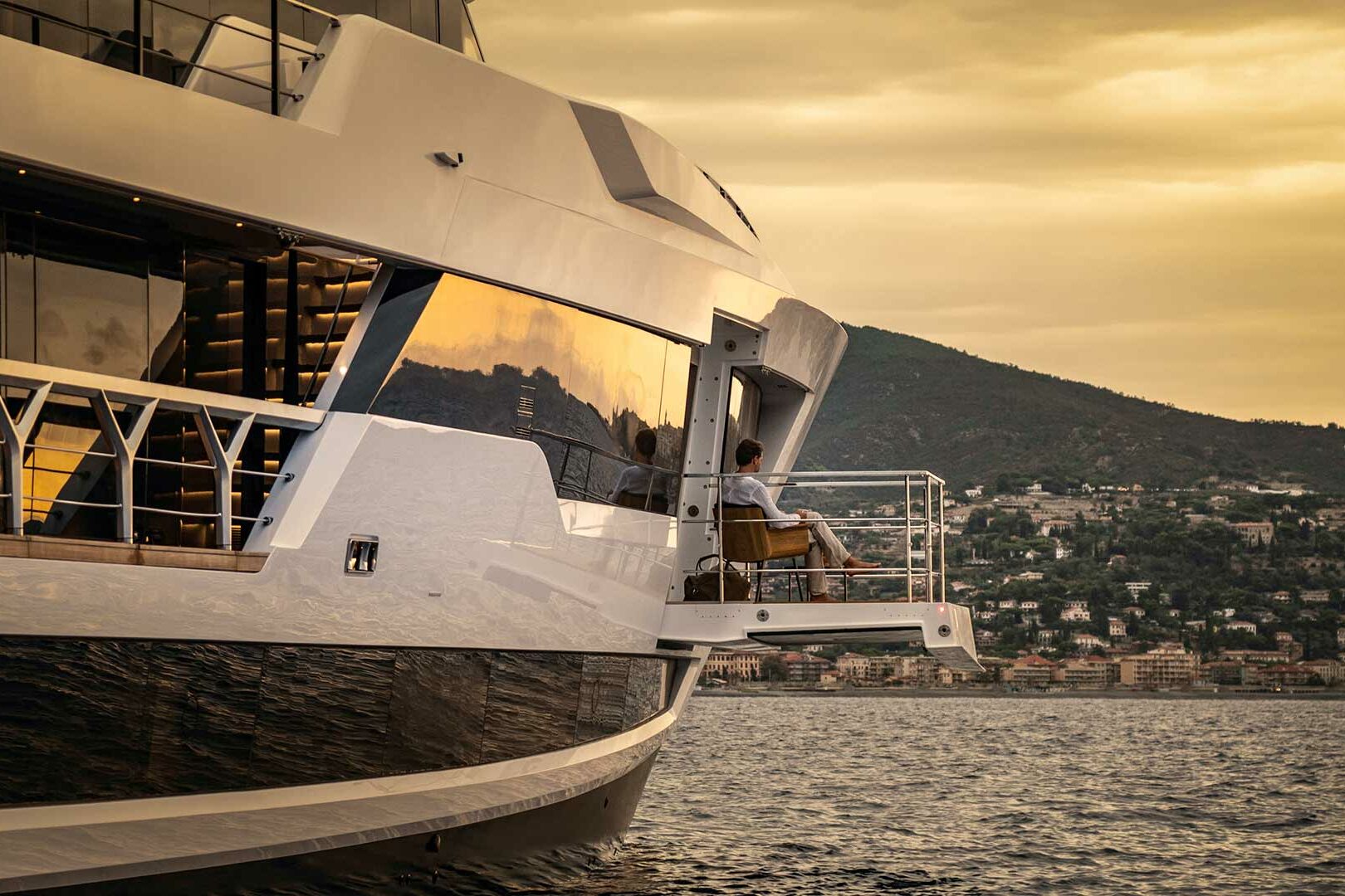 Superyacht Custom Line 140