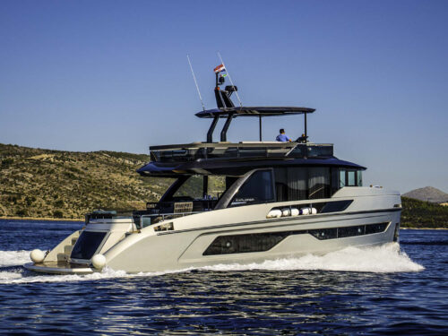 Luxury yacht Niko cruising