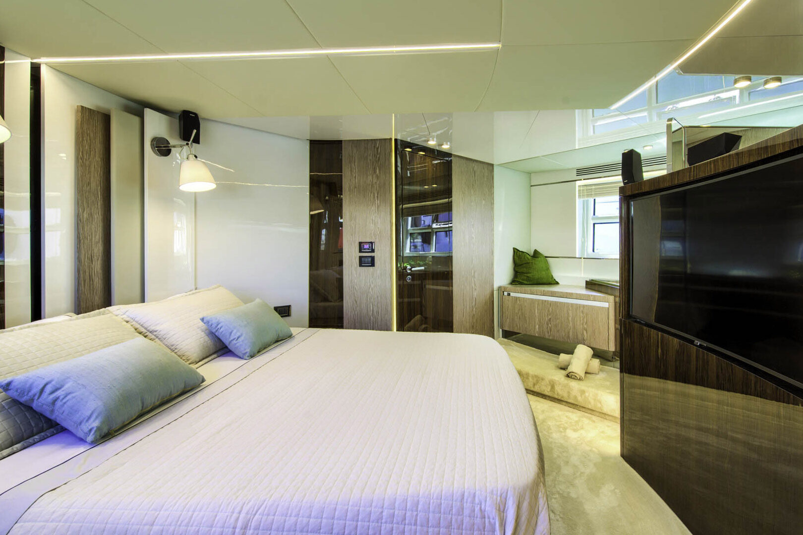 Azimut S7 Master cabin view