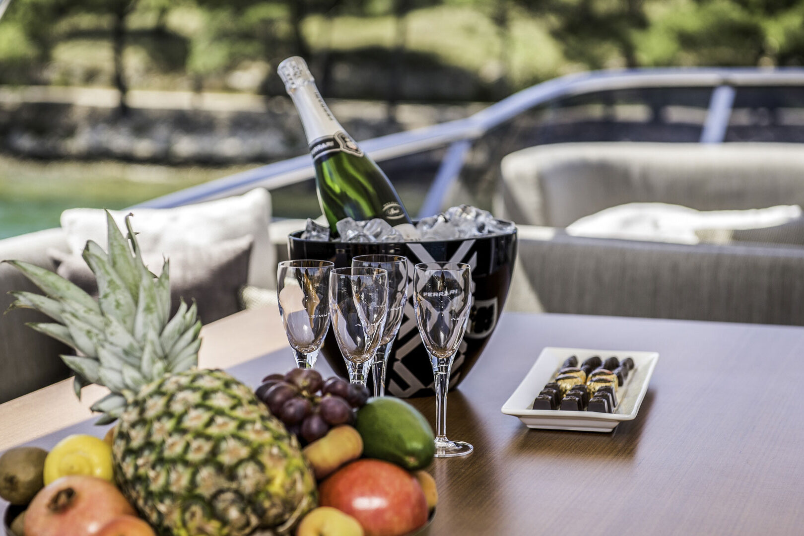 Azimut 72 Fly lifestyle detail