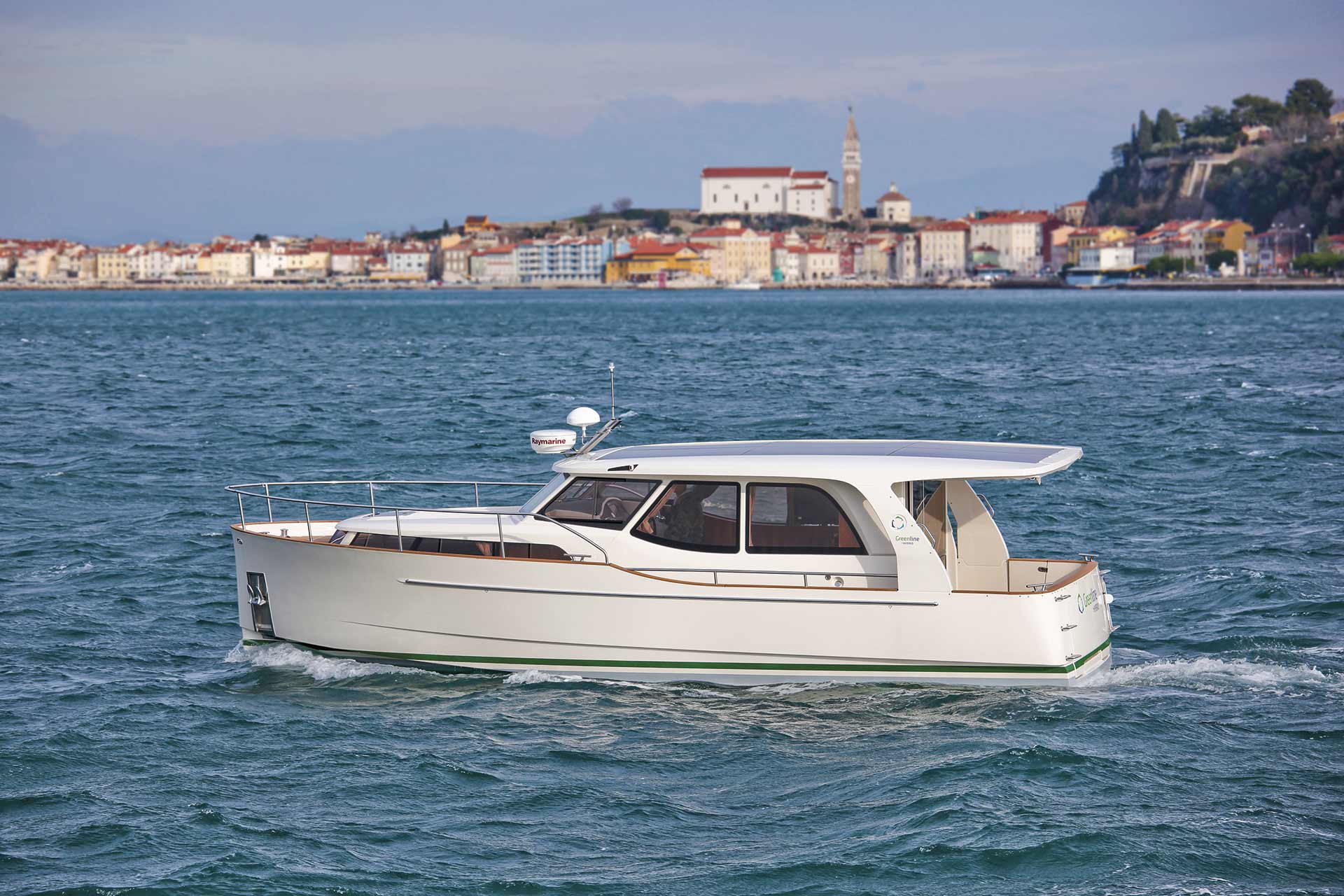 Greenline 33 Hybrid cruising