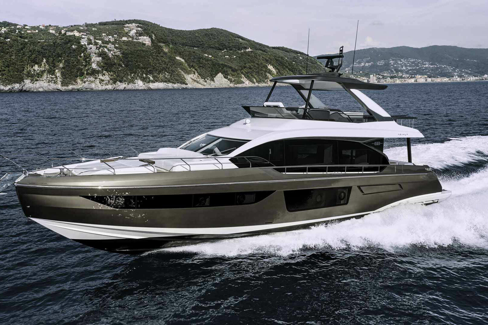 Luxury yacht Azimut 68 Fly running
