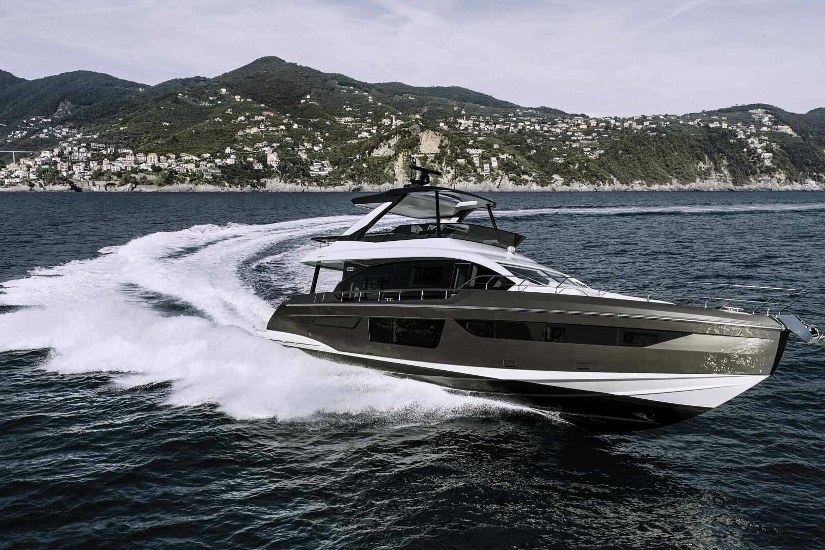 Luxury yacht Azimut 68 Fly fast running starboard
