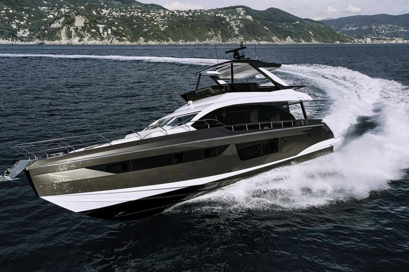 Luxury yacht Azimut 68 Fly fast running port