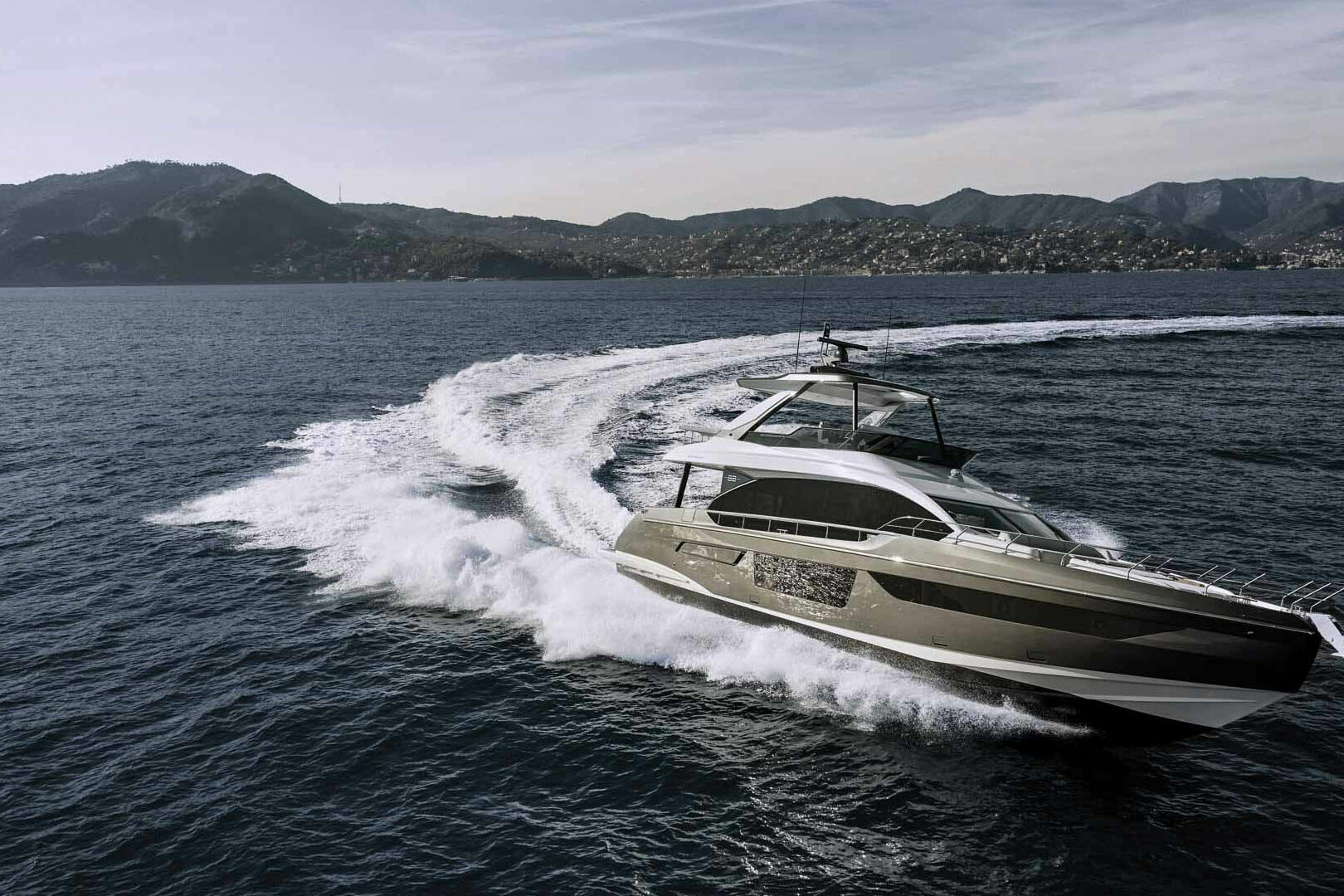 Luxury yacht Azimut 68 Fly starboard running
