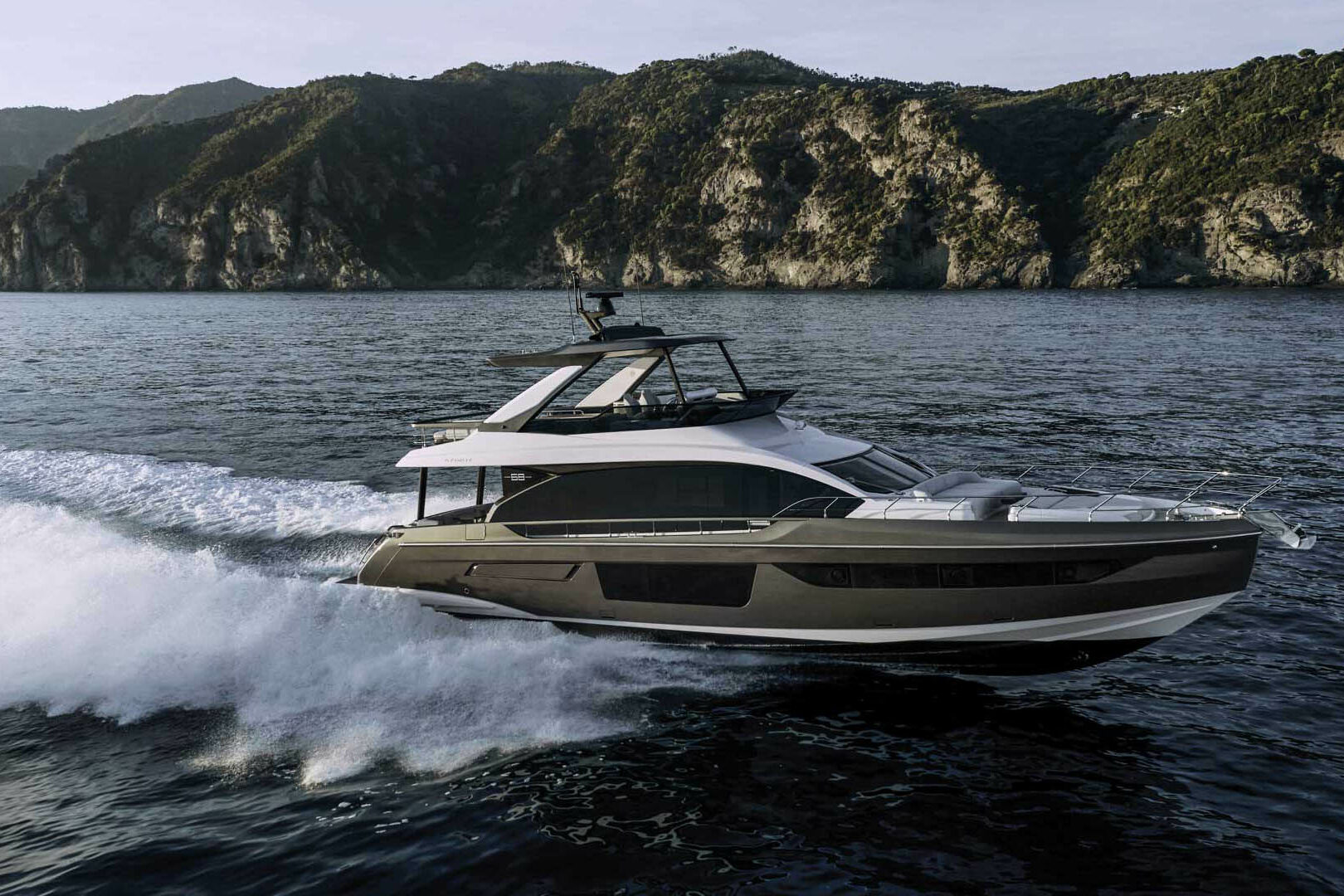 Luxury yacht Azimut 68 Fly side running