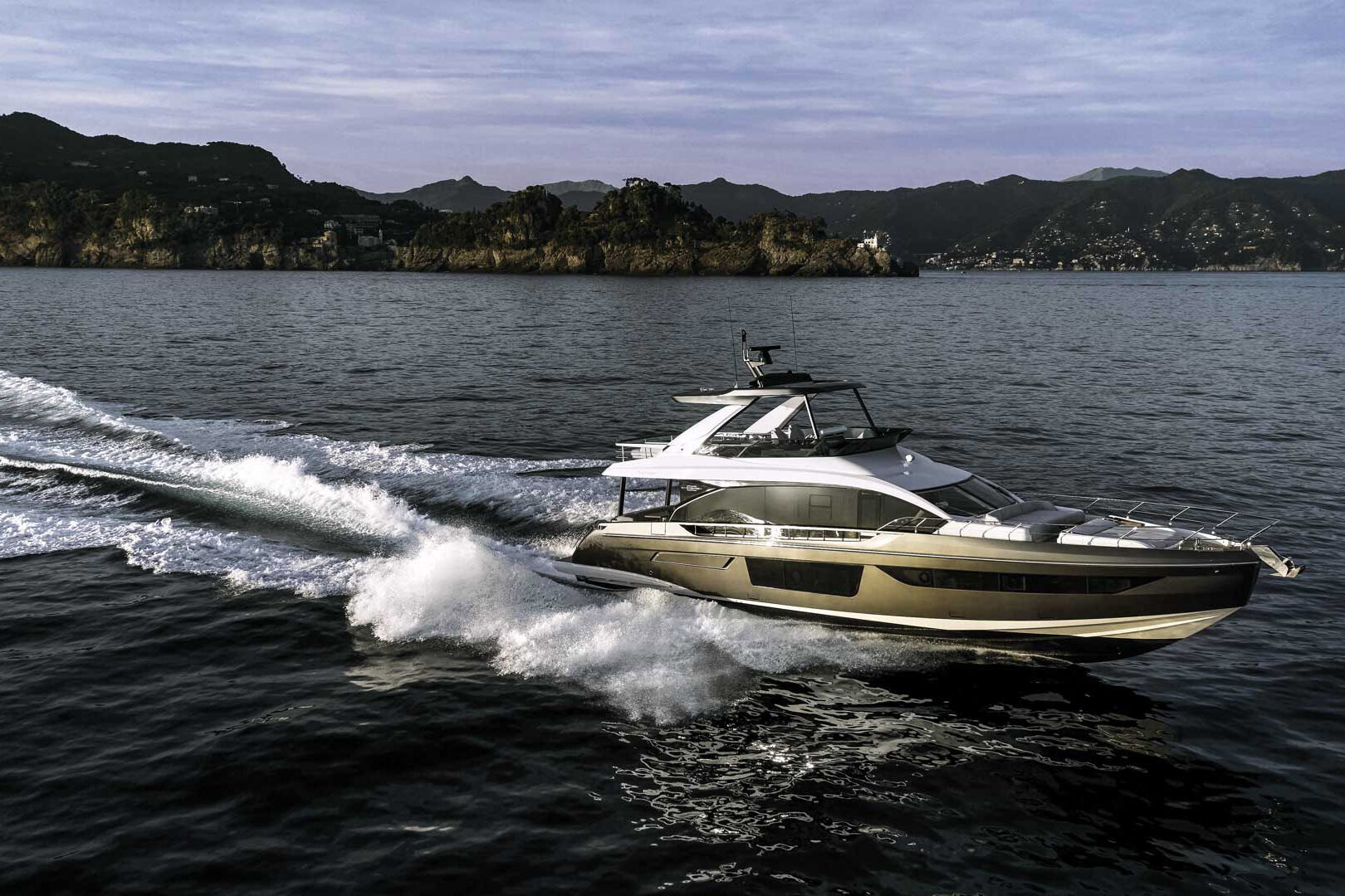 Luxury yacht Azimut 68 Fly fast running