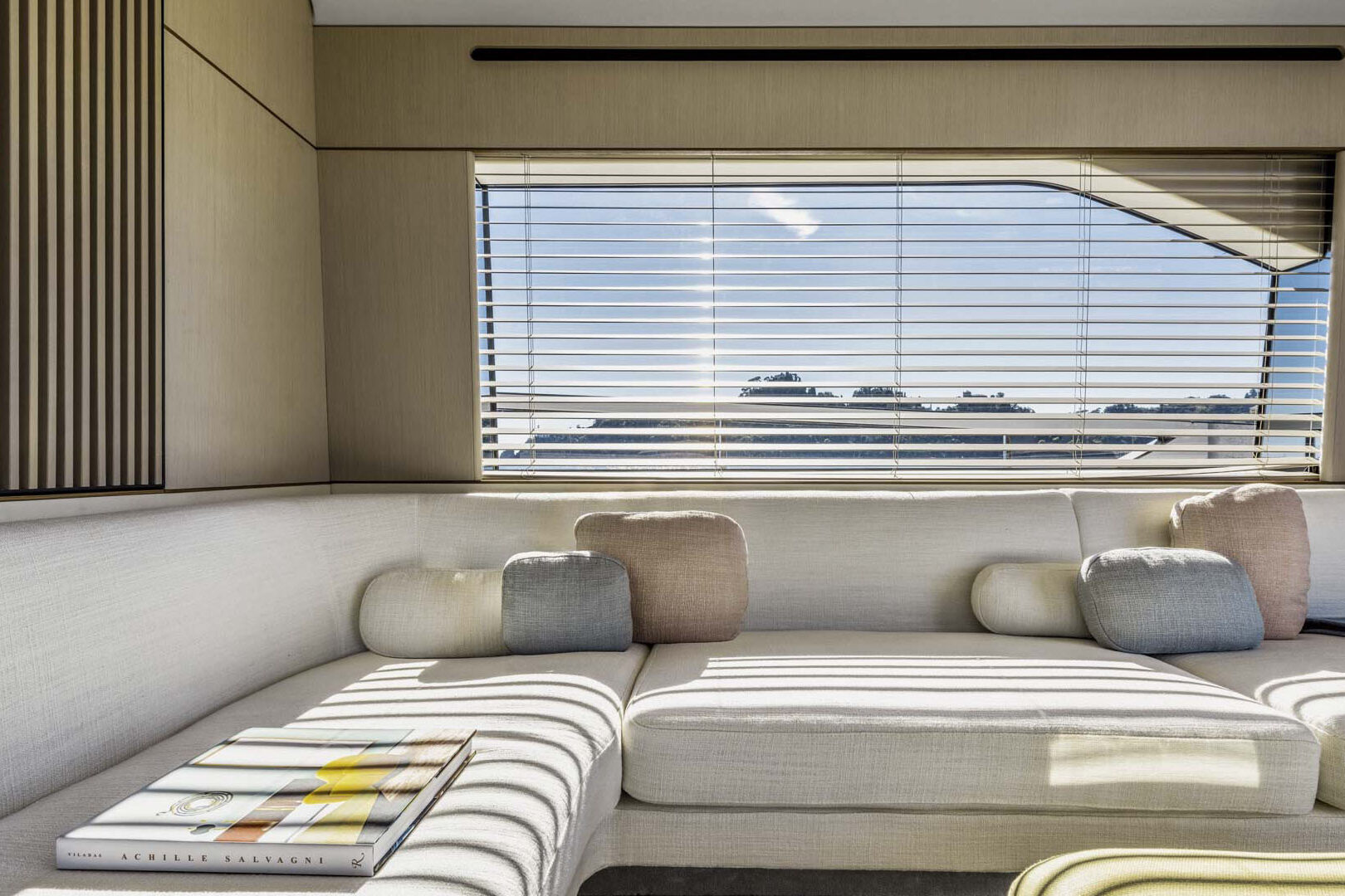 Luxury yacht Azimut 68 Fly lounging detail
