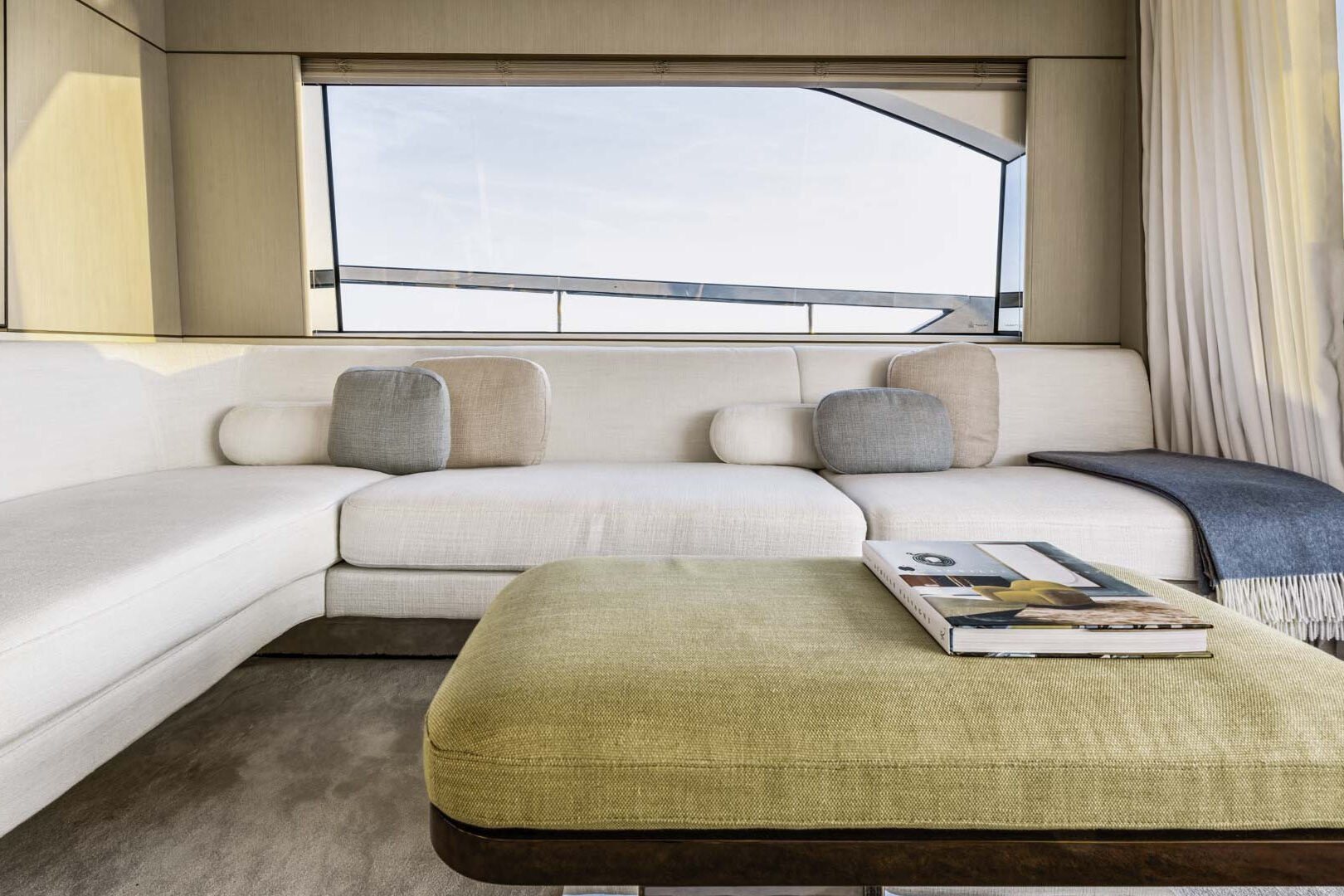 Luxury yacht Azimut 68 Fly salon lounging
