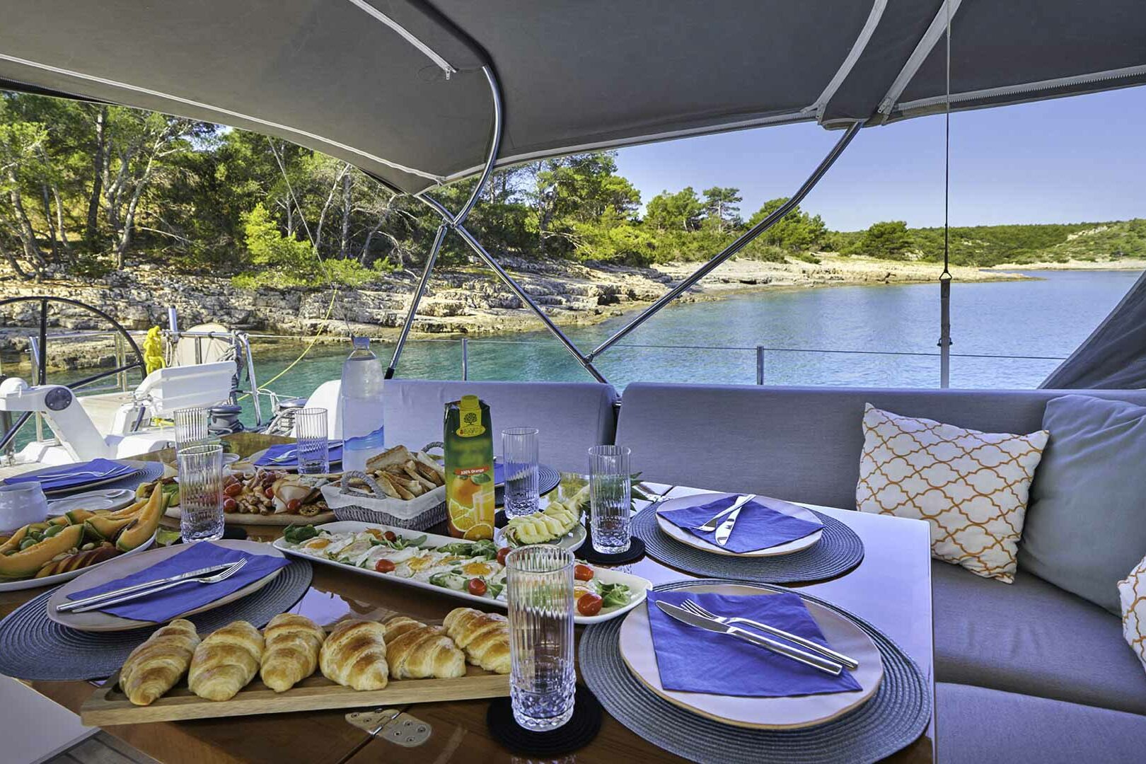 CNB 76 'Aenea' outside dining