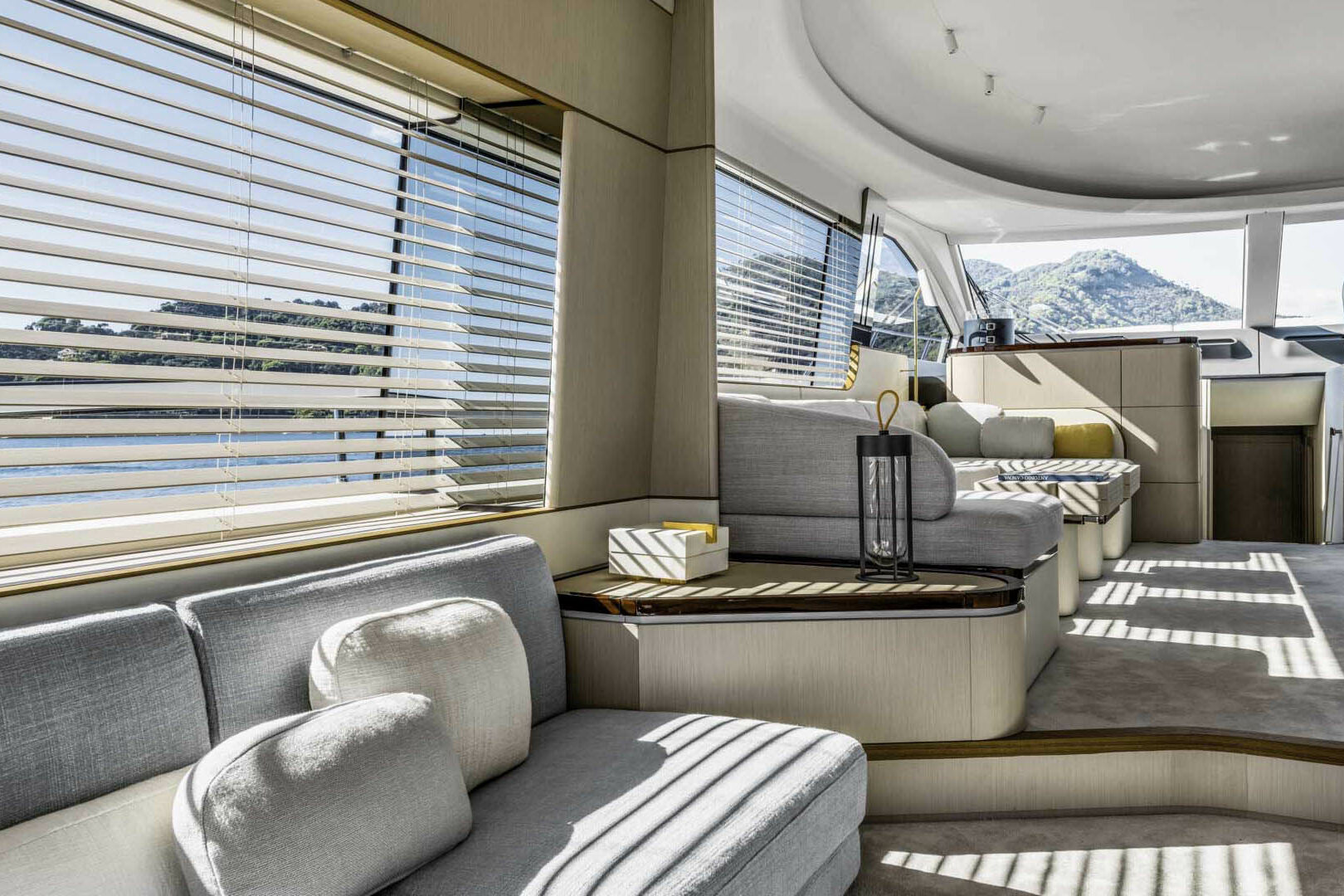 Azimut 68 Fly sofa