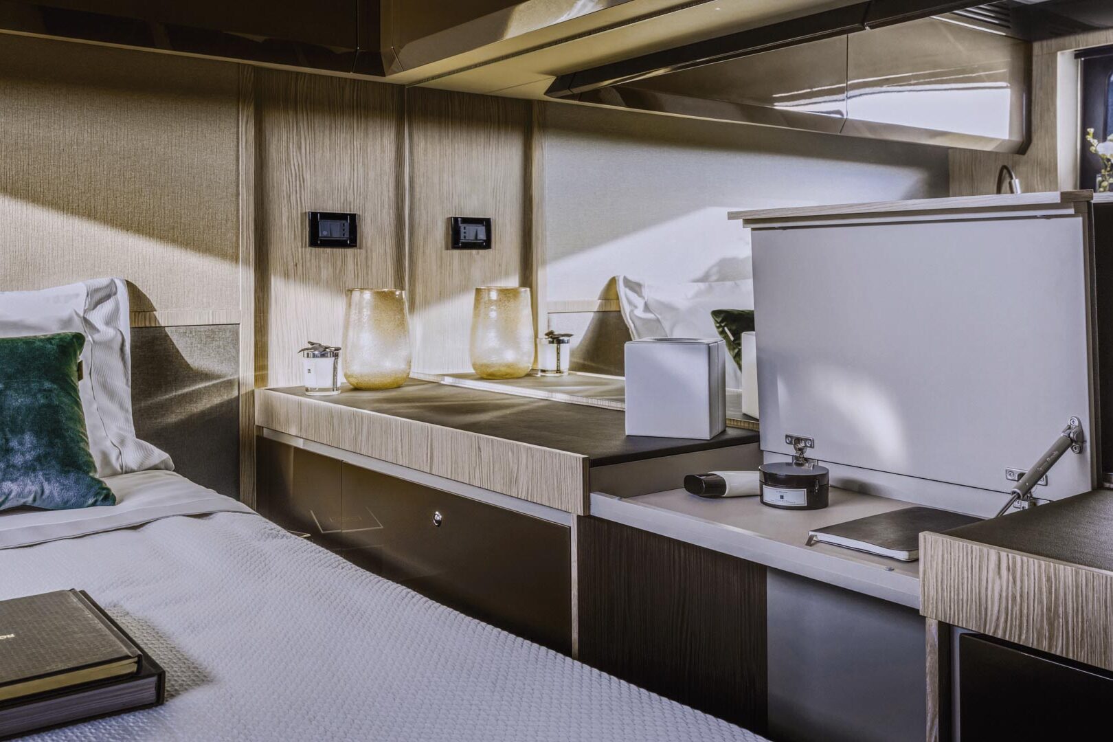 Azimut Atlantis 51 VIP cabin vanity