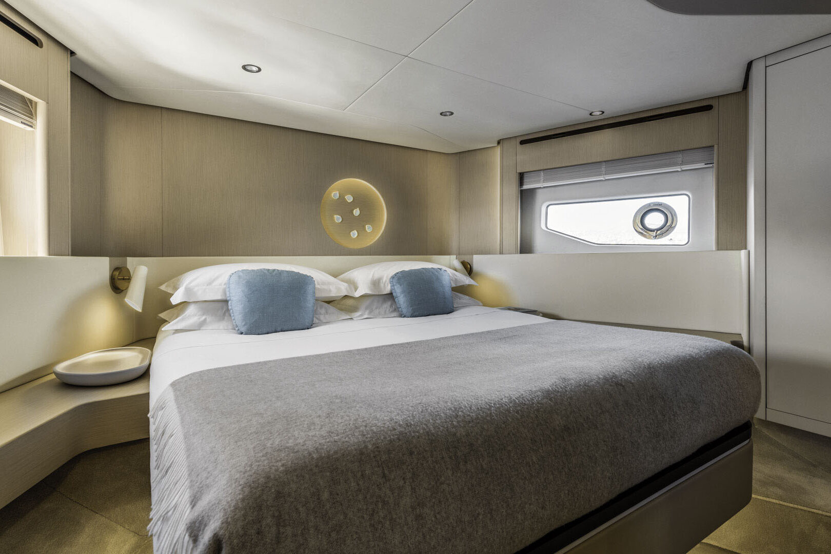 Azimut 68 Fly VIP cabin
