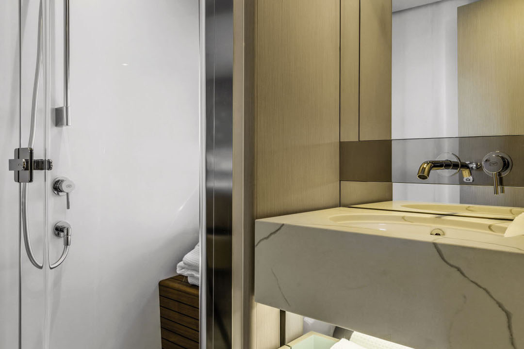 Azimut 68 Fly VIP head