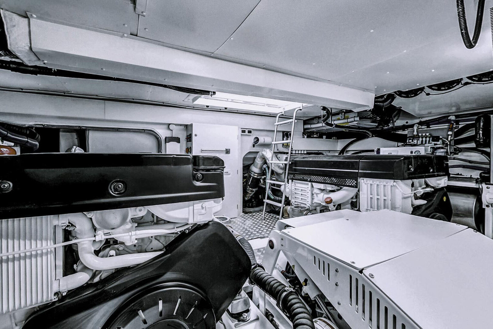Azimut 68 Fly guest engine room